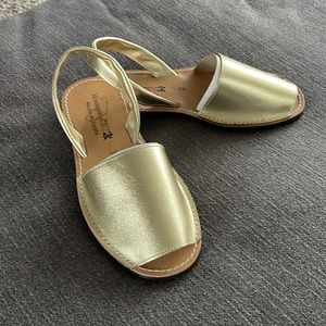 Great summer sandals both for going out or the beach!